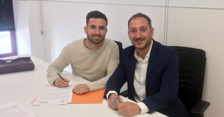 Sebas Moyano junto a su agente firmando su cesión al Valencia Mestalla