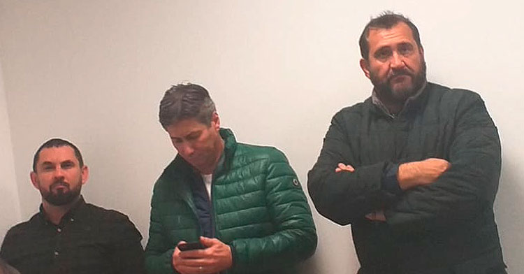 De derecha a izquierda, Rafael Herrerías, Alfonso Serrano y Jorge Rodríguez de Cózar al fondo de la sala de prensa durante la presentación de los nuevos integrantes de la secretaría técnica