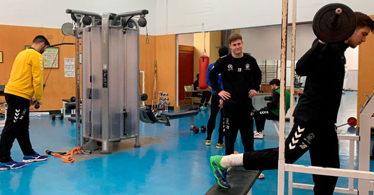 Varios jugadores del Ximénez en una sesión de gimnasio durante su pretemporada invernal que ya finaliza.