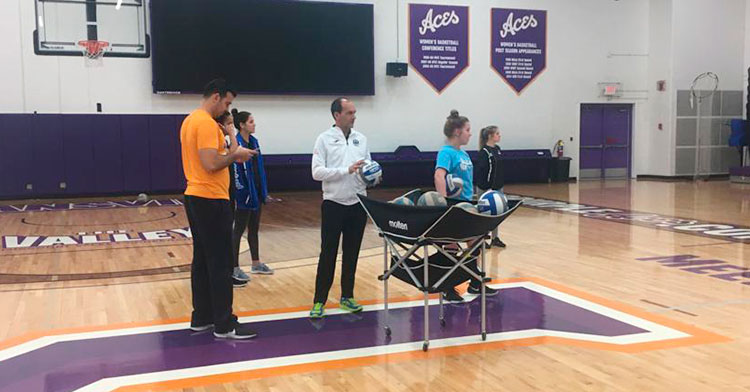Rafa Vargas asistiendo a un entrenamiento con las chicas de la Universidad de EvansVille en Indiana.