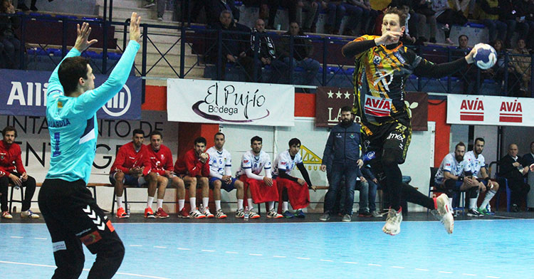 Víctor Alonso volando para batir al meta del Fraikin Granollers.