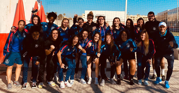 El plantel del Pozoalbense posa feliz tras su victoria