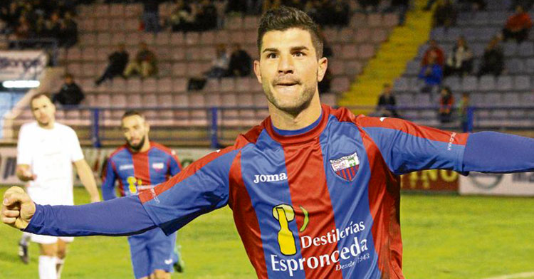 Willy celebrando un gol con el Extremadura.