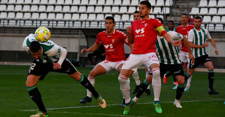 Xavi Molina remata en escorzo ante la zaga grana.