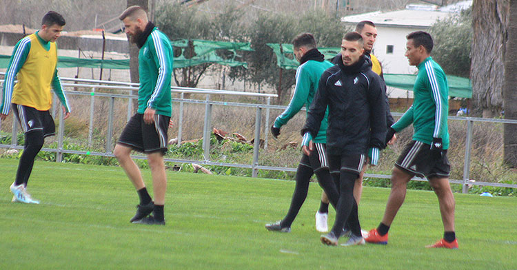 Zelu en uno de sus últimos entrenamientos con el Córdoba entre Chus Herrero y Luis Garrido.