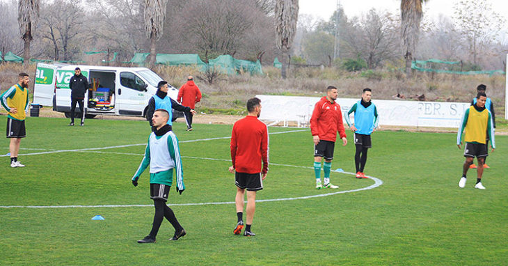 Zelu, delante de Imanol García (de espaldas), con Chus Herrero al fondo a la derecha junto a Raúl Agné en la vuelta a los entrenamientos.