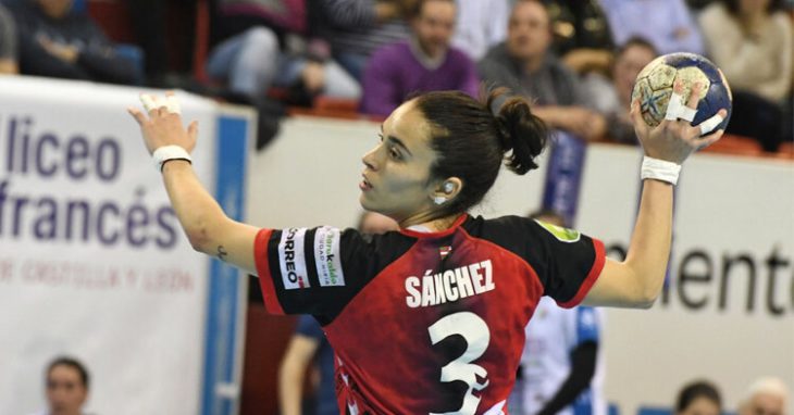 Alba Sánchez, del Zuazo, con balón en mano. Foto: Valentín González de Garibay / @vggaribay