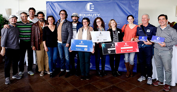 Los representantes de las cuatro ONGs, junto a las celebrities y patrocinadores de la primera prueba de la Equality Golf Cup.