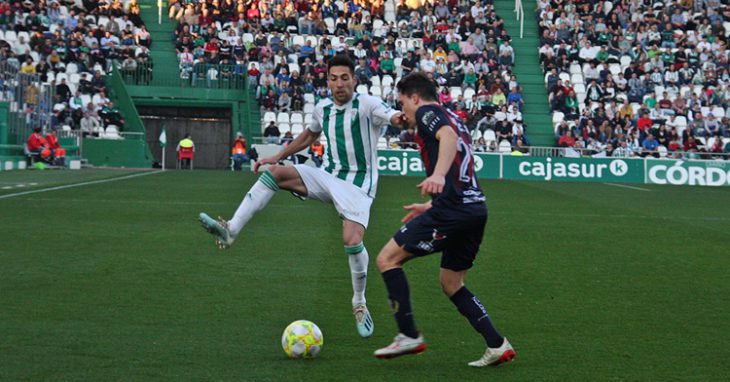 Carlos Valverde intentando tapar a su par. Autor: Paco Jiménez