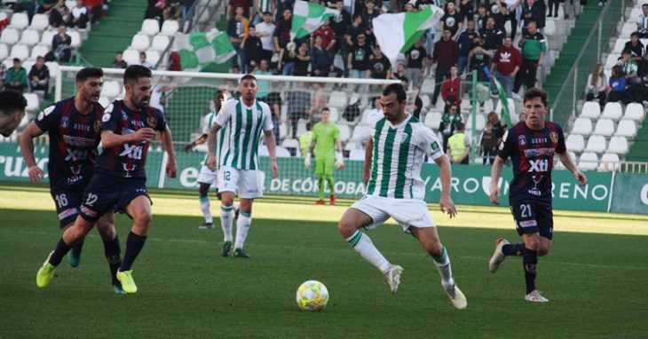 Miguel de las Cuevas conduce el balón ante el Yeclano. Autor: Paco Jiménez