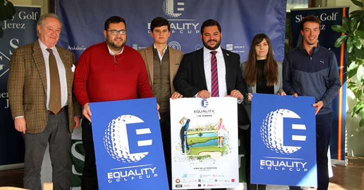 El golfista cordobés Víctor Pasto, a la derecha, junto a la directora de la Equality Gop Cup, y los representantes de las instituciones públicas durante la presentación del evento en Jerez.