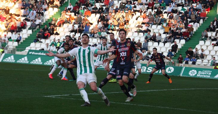 Javi Flores peleando un balón con un contrario. Autor: Paco Jiménez