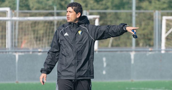 Juanma Pavón, técnico del Cádiz B, dando indicaciones a sus jugadores. Foto: Cádiz CF