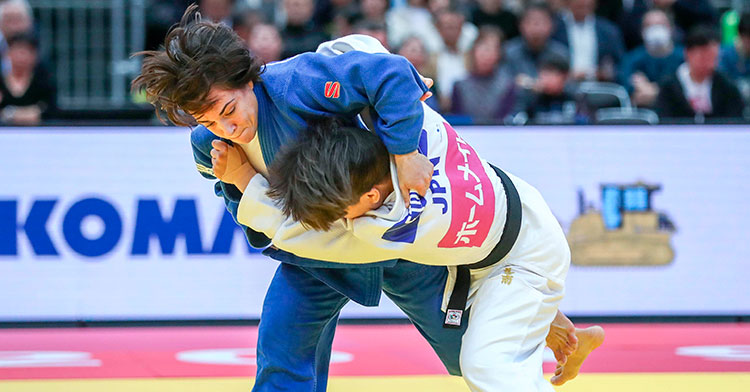 Julia Figueroa luchando con la nipona Funa Tonaki, primera cabeza de serie en Düsseldorlf.