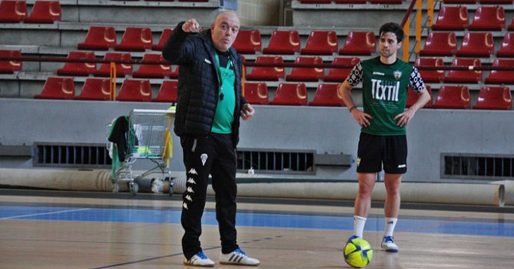 Maca dando instrucciones en el Vista Alegre con Pablo del Moral al fondo.