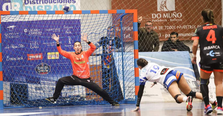 Meriem Ezbida, la portera cordobesa que forma parte del Atlético Guardés, recibiendo un lanzamiento. Foto: Meriem Ezbida