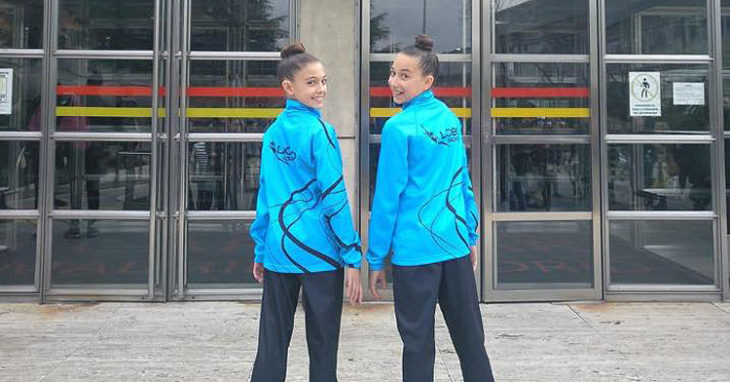 Las gimnastas del Liceo Desiré Rodríguez y Natalia Moreno antes de entrar al control federativo en Madrid