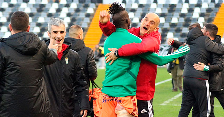 El nuevo doctor del Córdoba José Miguel Bretones, a la izquierda, mientras Djetei y Toni Masferrer celebran el triunfo en Badajoz.