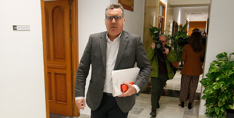 Manuel Torrejimeno encaminándose a la sala de prensa del Ayuntamiento donde dio su rueda de prensa ante la polémica con la ya ex-gerente del IMDECO. Manuel Torrejimeno encaminándose a la sala de prensa del Ayuntamiento donde dio su rueda de prensa ante la polémica con la ya ex-gerente del IMDECO.