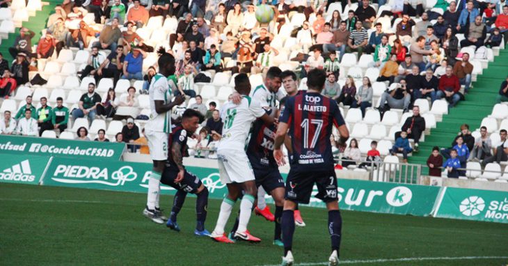 Willy peleando un balón en el partido contra el Yeclano de la 2019-20. Autor: Paco Jiménez