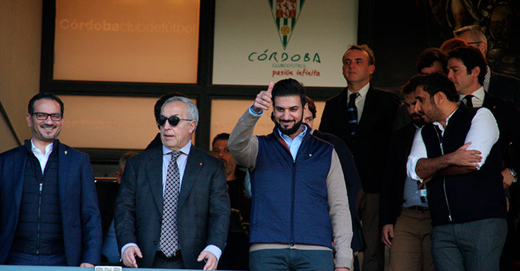 El presidente del Córdoba, Abdulla Al Azin, muestra su pulgar al cordobesismo, acompañado por Alejandro Blanco, presidente del COE, invitado al palco por segunda vez por Mohammed Al Nusuf, secretario general del Comité Olímpico de Baréin
