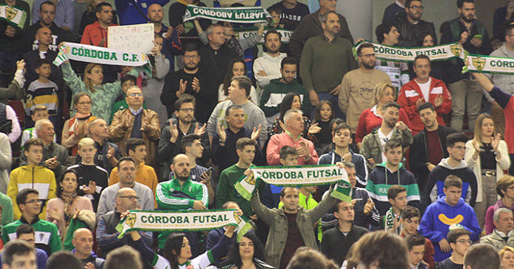 La afición entregada en el Vista Alegre ante el Zaragoza.