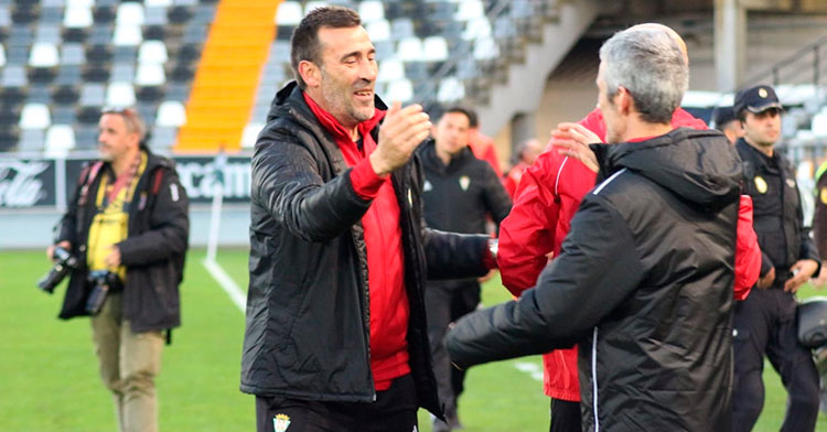 Raúl Agné celebrando el triunfo antes de abrazarse con el nuevo médico del Córdoba CF