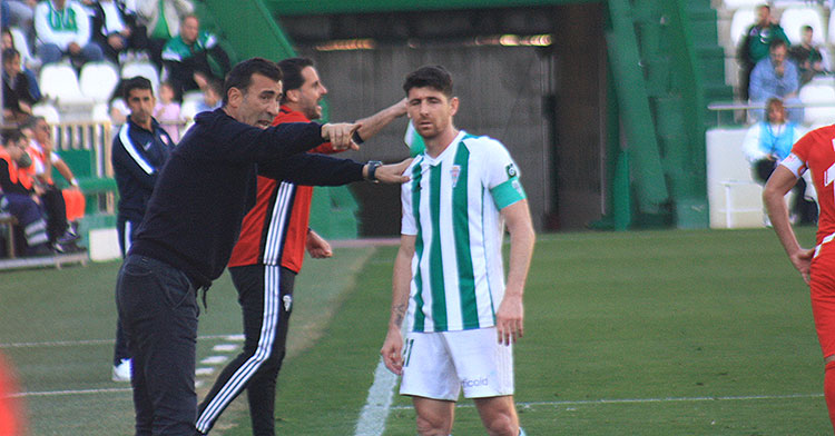 Cuando no pinta bien. Raúl Agné dando instrucciones a Javi Flores.