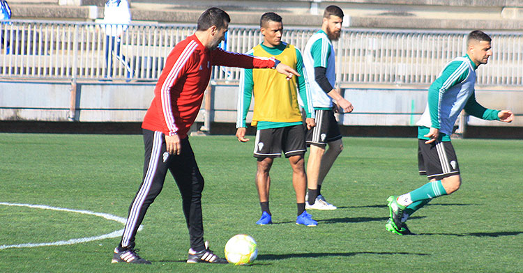 Raúl Agné dando instrucciones con Luis Garrido al fondo y Chus Herrero.