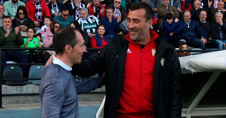 Sonrientes. Raúl Agné saludando a Pedro Munitis.