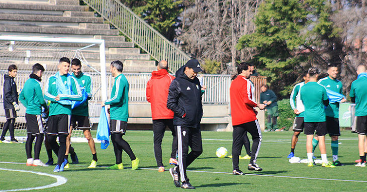 Pensativo, Raúl Agné durante una sesión de entrenamientos de esta semana.