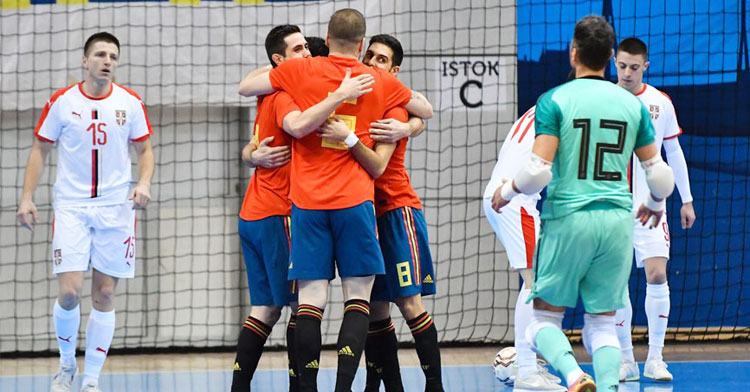 Bebé es felicitado por sus compañeros en uno de los tantos de España. Foto: @sefutbol