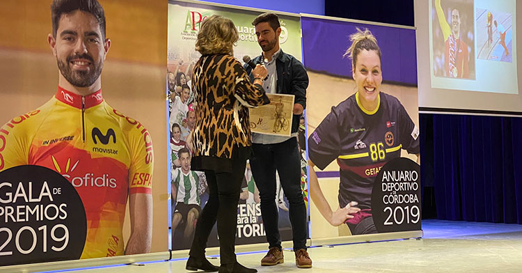 Alfonso Cabello recibiendo su premio como mejor deportista cordobés de 2019.