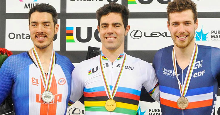 Radiante. Alfonso Cabello con su medalla de oro, entre el estadounidense Christopher Murphy y el francés Dorian Foulon.