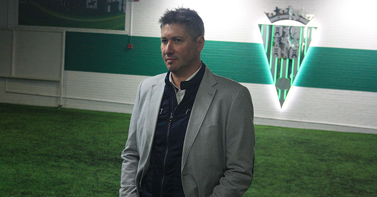 Pensativo. Alfonso Serrano antes de la presentación de sus dos últimos fichajes en el Córdoba CF.