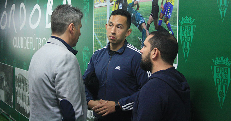 Alfonso Serrano y Jorge Rodríguez de Cózar departiendo con el agente de Luis Garrido.