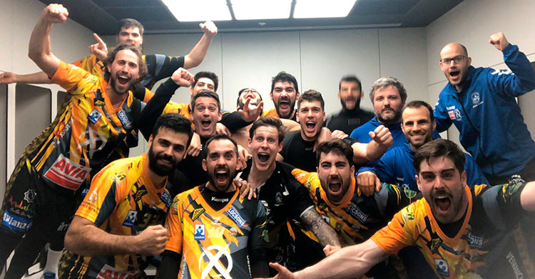 La fiesta del vestuario del Ángel Ximénez-Avia tras ganar en Pamplona al Helvetia Anaitasuna.
