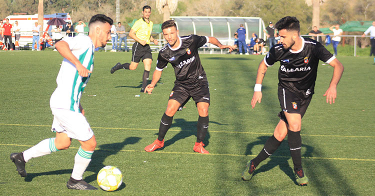 Antonio Moyano encarando a dos jugadores del Ceuta.