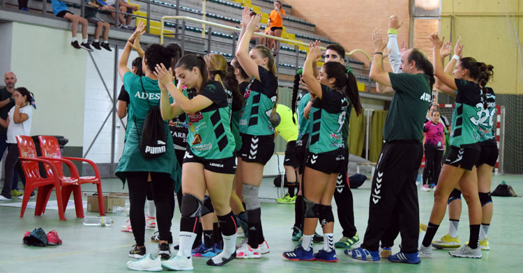 Las jugadoras de Adesal aplaudiendo tras el partido. Foto: Balonmano Adesal