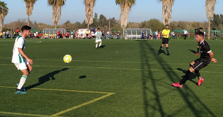 Un jugador del filial controla antes de la llegada de un jugador del Ceuta.