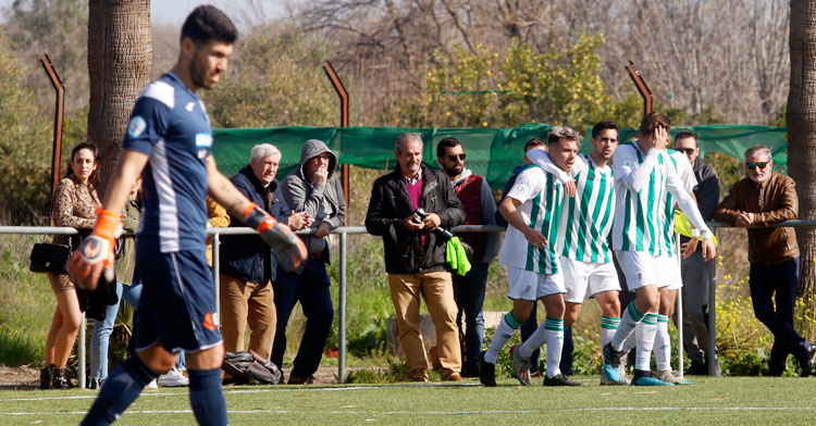 Los jugadores del Córdoba B celebran el primer tanto de Vera. Foto: Cordobadeporte