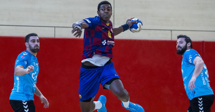 Un jugador blaugrana vuela por encima de la defensa cajista. Foto: @FCBHandbol