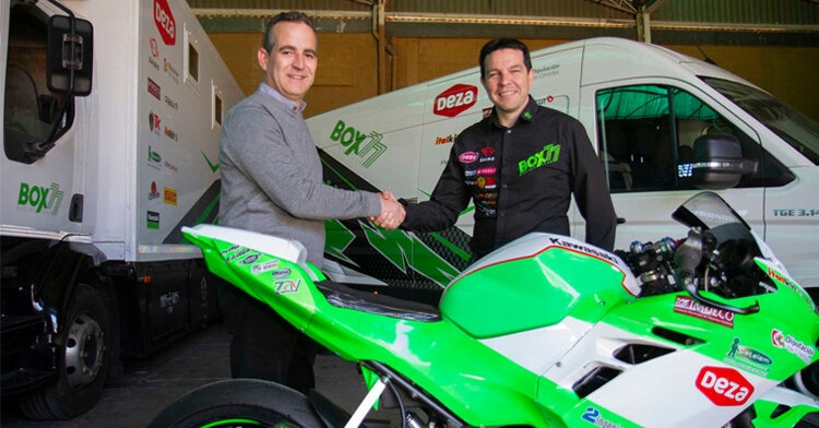 Antonio Deza y Luis Castro rubricando el acuerdo de patrocinio, por el que DEZA Calidad volverá a ser patrocinador principal. Foto: BOX 77 Competición