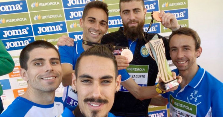 El selfie de la felicidad con el bronce del Surco Aventura