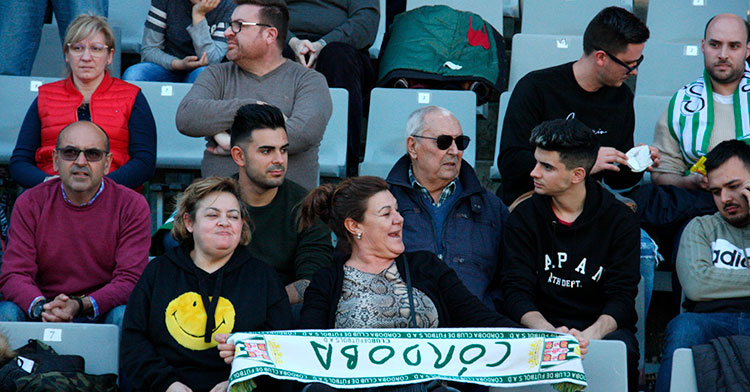 Varios aficionados del Córdoba mostrando su bufanda.