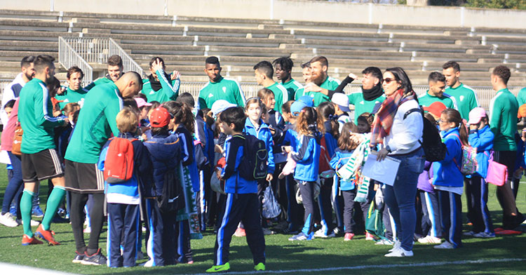 Los niñ@s del Colegio Calasancio a la caza de autógrafos entre los jugadores del Córdoba CF.