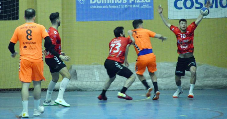 Carlos León roba una pelota en el partido contra Torrelavega