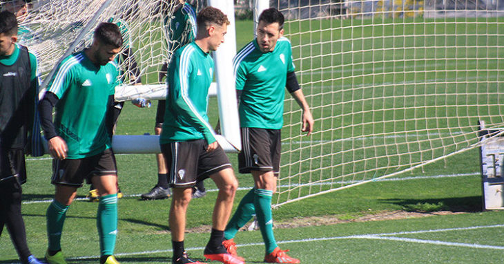 Carlos Valverde trasladando una portería con Jordi Tur.