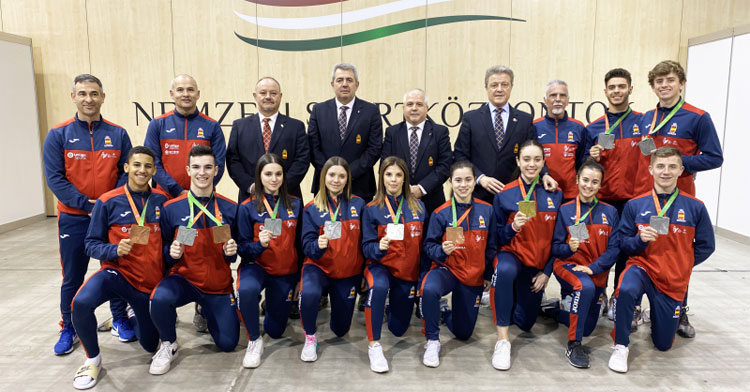 César Martínez junto al resto de la expedición nacional a Hungría