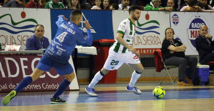 César intentando un pase ante un jugador de Peñíscola. Foto: Córdoba Futsal